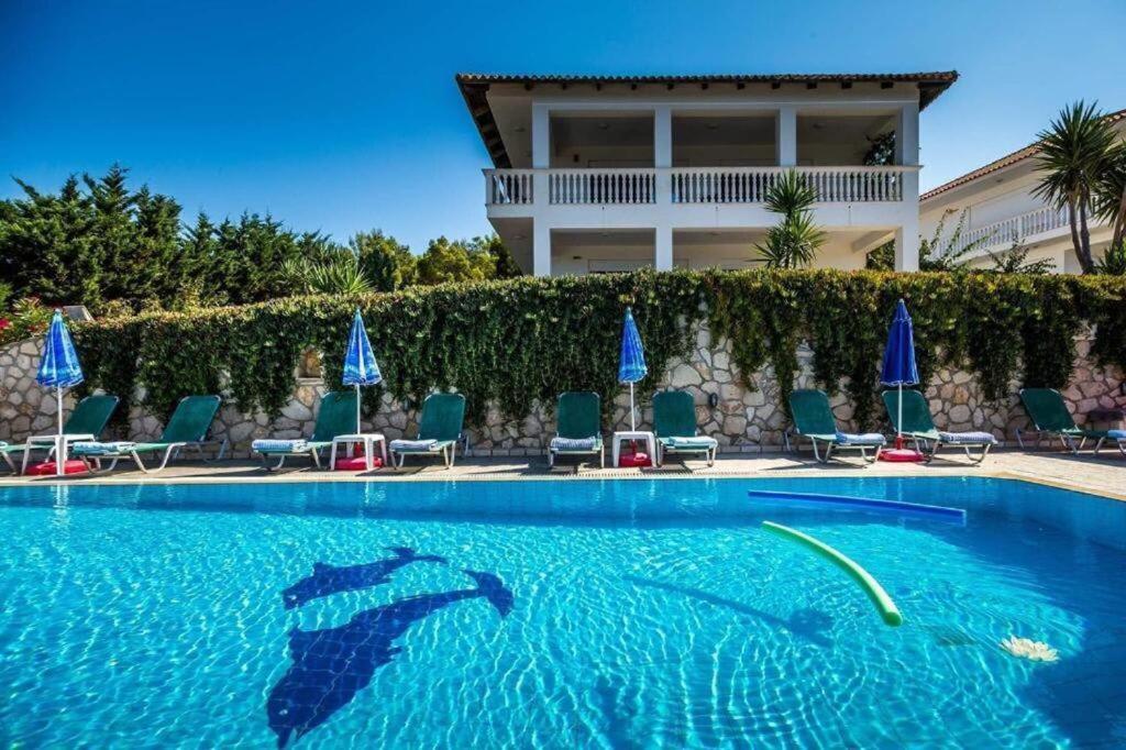 Me Away - Argo's Summer Poolside Retreats * Keri